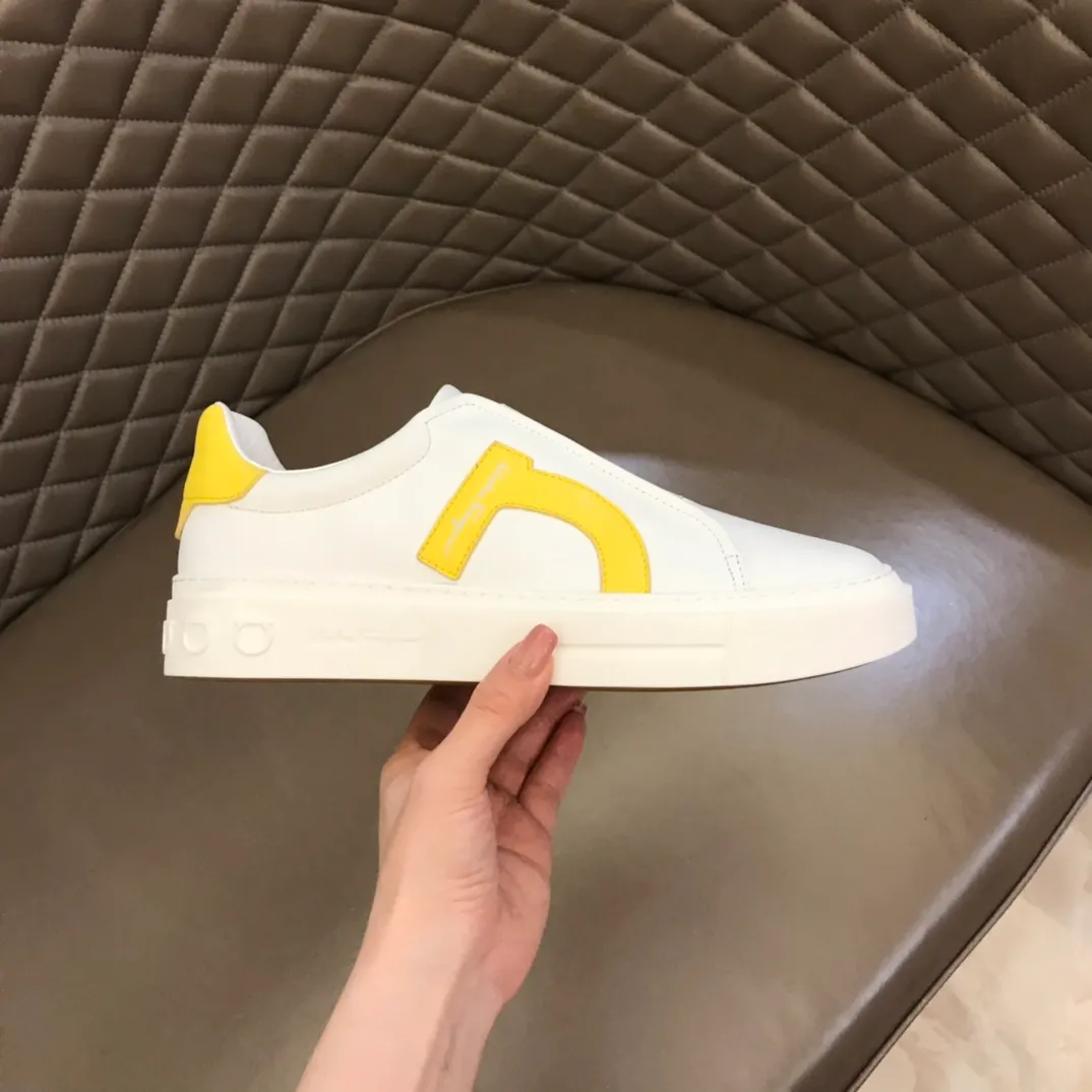 p400【Salvatore Ferraga**】New men's low-top casual shoes! Top-quality cow products, original lasts, made of imported cowhide, first-class texture, first-layer sheepskin lining! Original outsole! The details are exquisite and the style is versatile and upscale! Decorated with a three-dimensional Gancini logo, the back of the tongue and lace-up piping add a pop of color. The high-tech sole features a holographic pattern and Gancini details, making it ideal for a practical yet stylish everyday look. Code number 38-44 (45 can be customized)